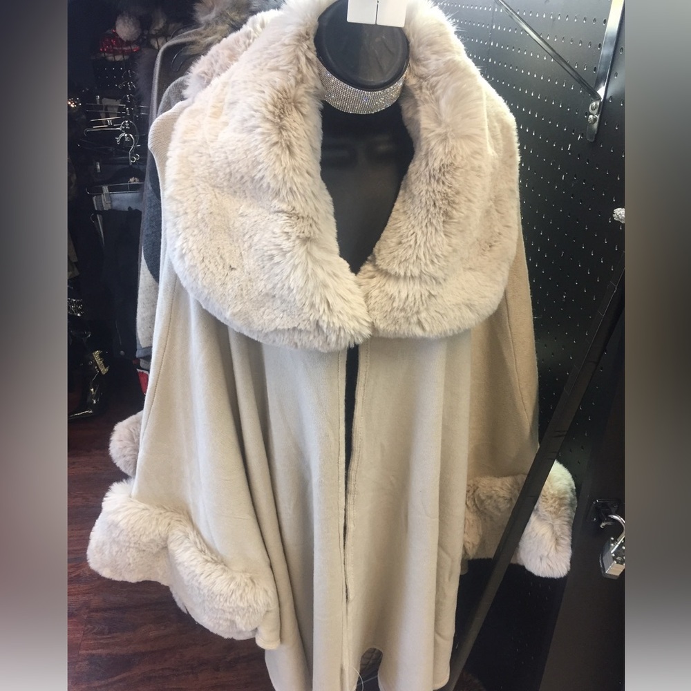 Elegant Cream Faux Fur Trim Cape